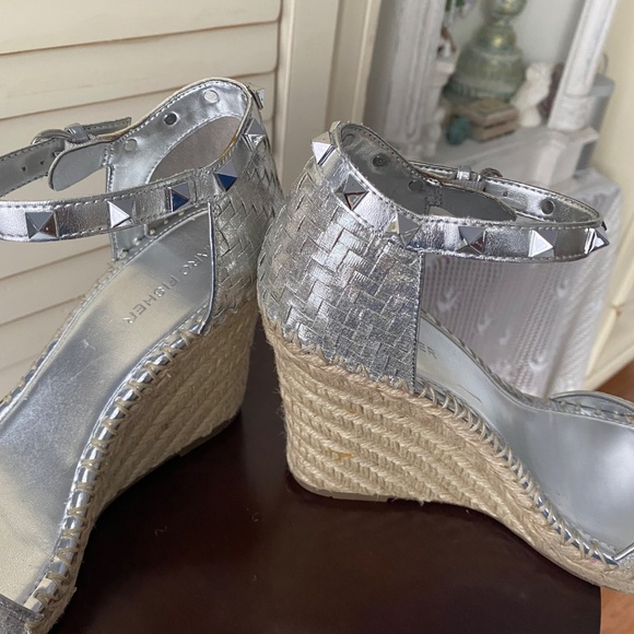 Marc Fisher Rattan Wedge Studded Strap Sandals NEW WITHOUT TAGS/BOX - Picture 8 of 9